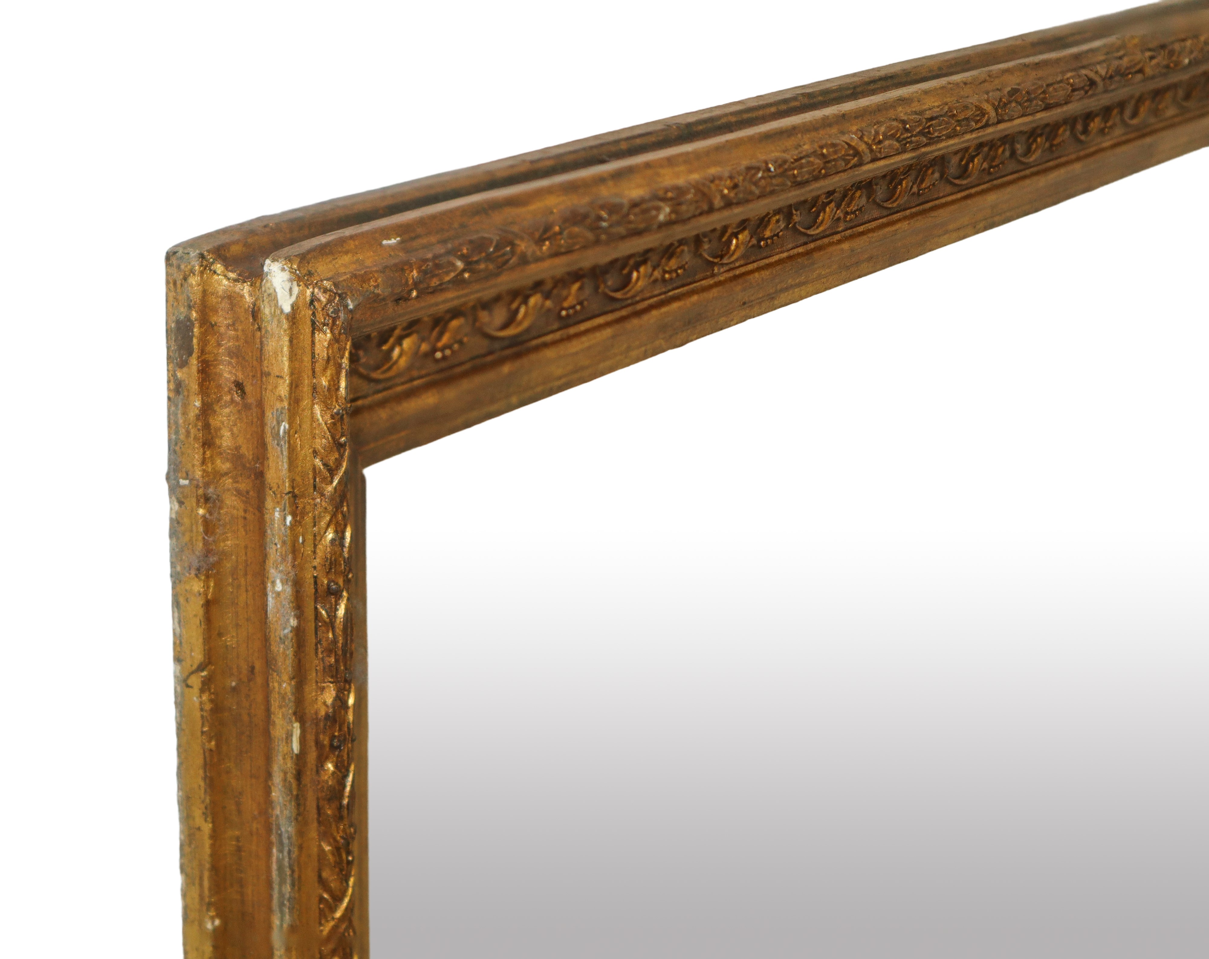 Specchiera a pastiglia in legno dorato, decorata con rilievi floreali