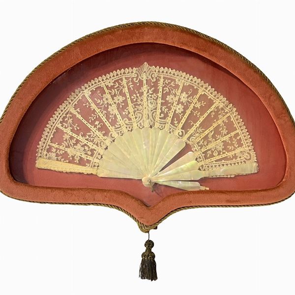 Chantilly lace fan