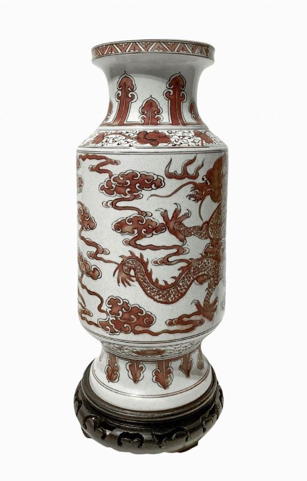 Vaso in ceramica con decorazione di draghi e fenici