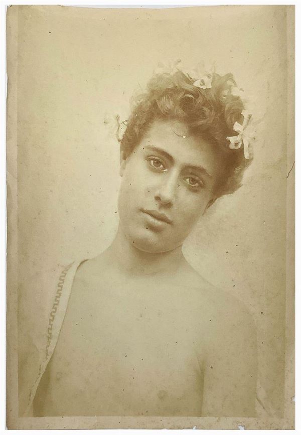 Wilhelm Von Gloeden - Testa di fanciullo con fiori