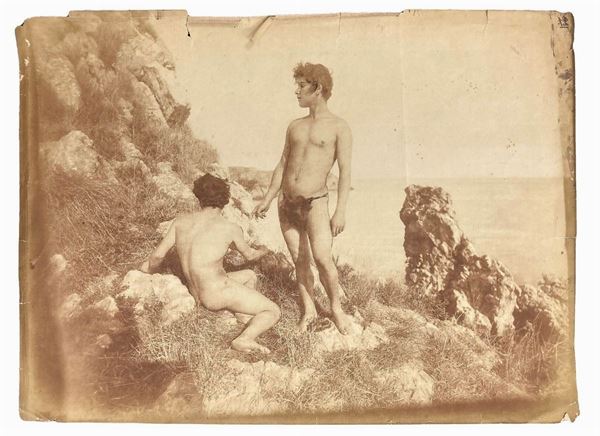 Wilhelm Von Gloeden - Scena idilliaca tra efebi sulla costa taorminese
