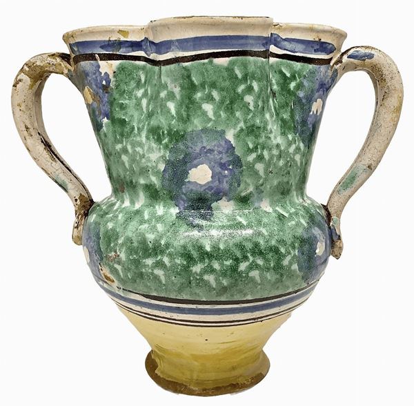 Vaso biansato con bocca smerlata.