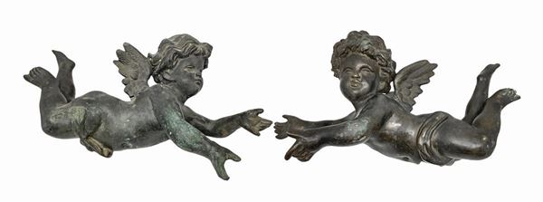 Coppia di angeli in bronzo.