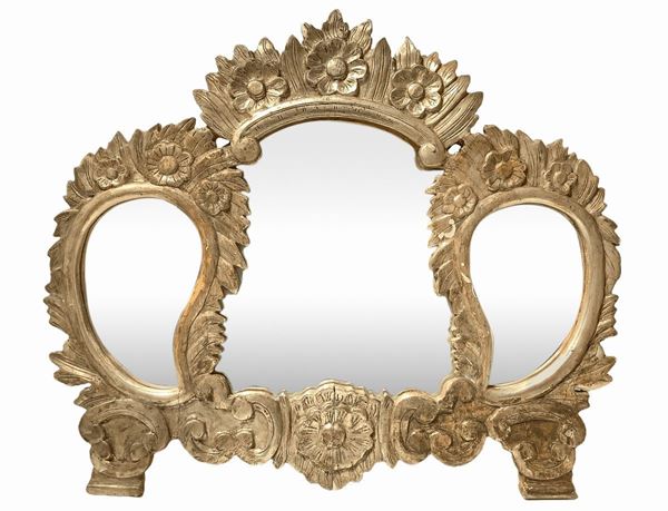 Specchiera a trittico in legno argentato a foglia.
