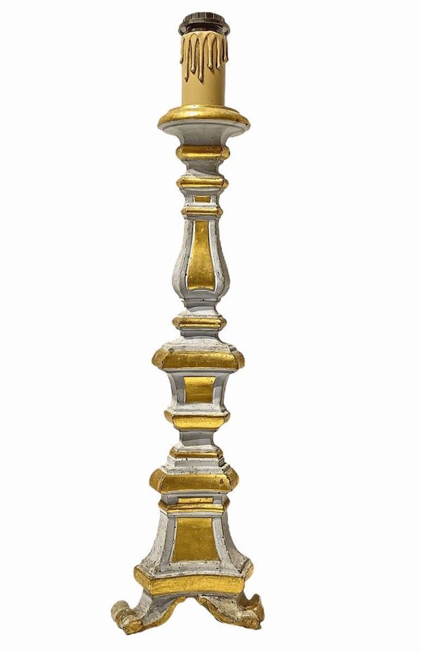 Candlestick in golden and lacquered wood.