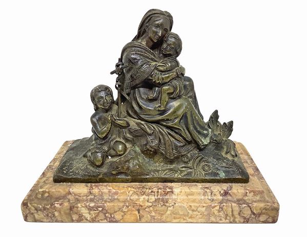Bronzo raffigurante Madonna con bambino e San Giovannino su base di marmo.
