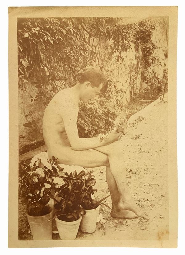 Gaetano D'Agata - Nudo di ragazzo seduto con fiori alla mano
