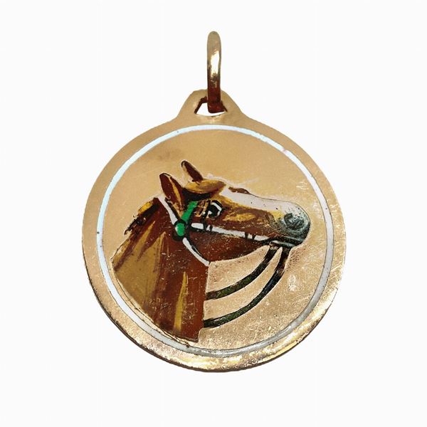 Round pendant in gold