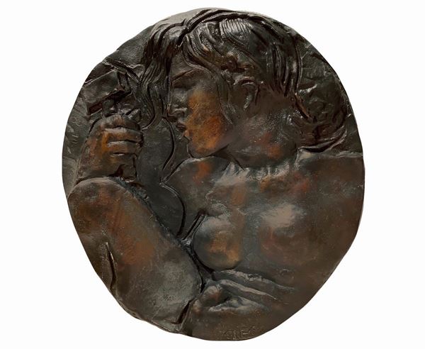 Emilio Greco - Emilio Greek (Catania, 1913 - Rome, 1995). Bronze Round 'Naked woman'. signed on. Diameter cm 28. Exemplary 8 out of 10. Since believe only opera. Emilio Greek (Catania, 1913-Rome, 1995)International recognition for the artist came to the Venice Biennale of 1956 with the Grand Prize for Sculpture, his drawings and sculptures reflect an ideal of beauty through shapely shapes, elongated and well provided is reported to an archaic mannerisms the School of Fontainebleau. His reference point can b