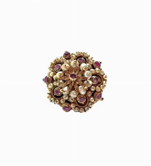 Brooch with beads and rubies in red gold