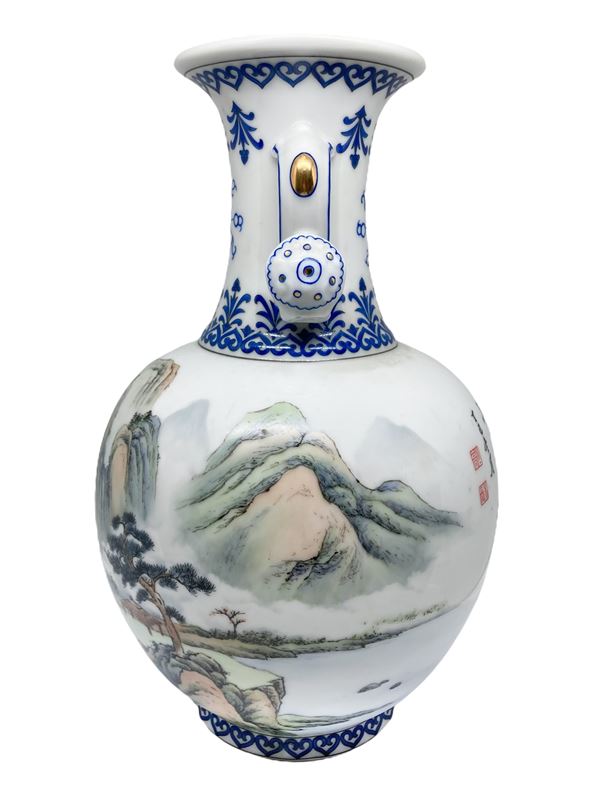 Vaso cinese biansato a fondo bianco, decorato nei toni del blu