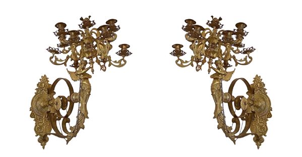 Coppia di appliques in bronzo dorato con donna reggente candelabro ad 11 luci.