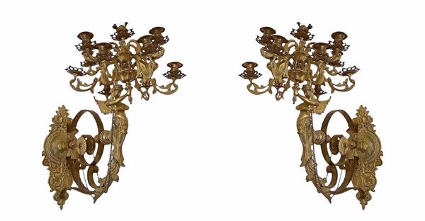 Coppia di appliques in bronzo dorato con donna reggente candelabro ad 11 luci.