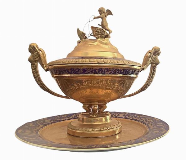 Potiche with lid with cup holder and plate at the base