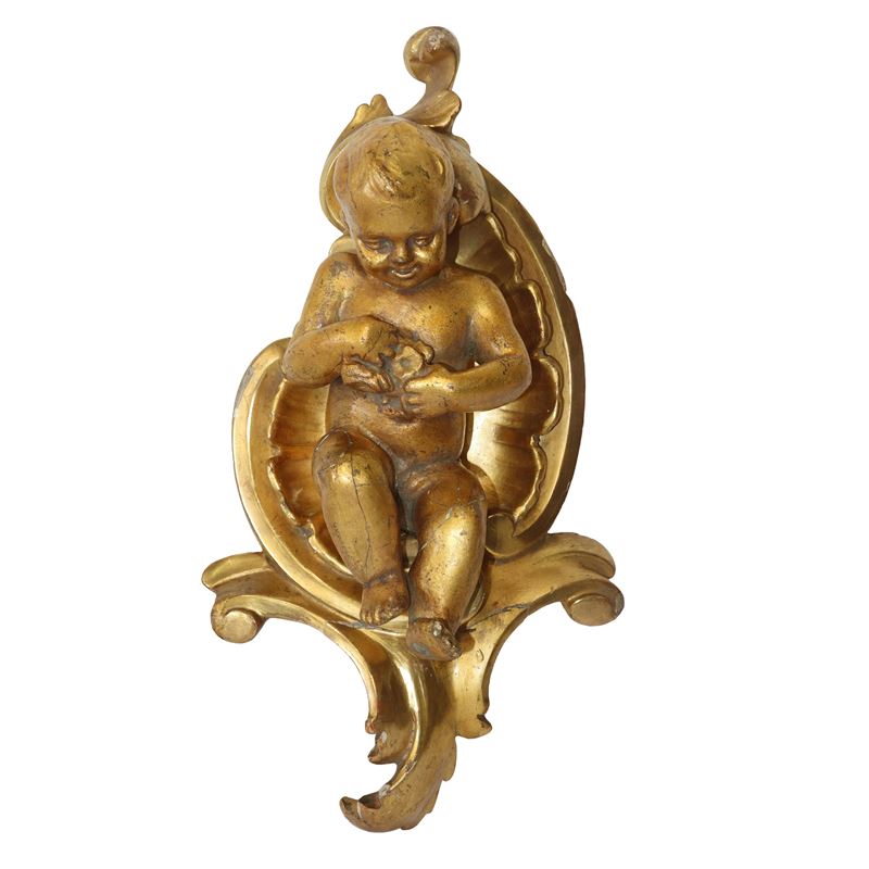 Putto, terracotta dorata a foglia con conchiglia e base in legno dorato, fine XIX secolo