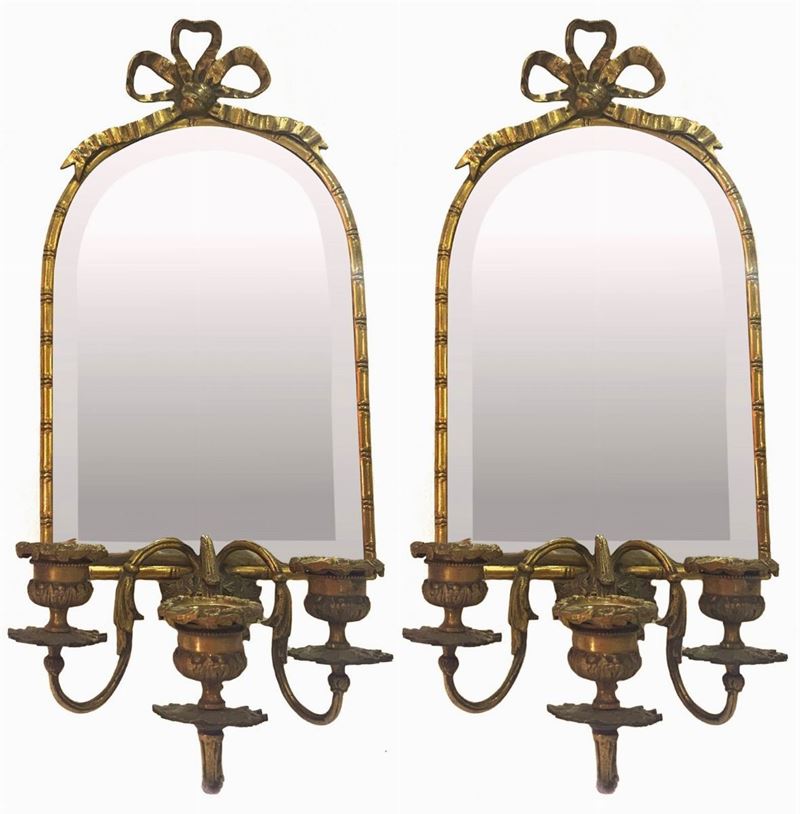 Coppia di specchiere in metallo dorato con portacandele e nodo d'amore