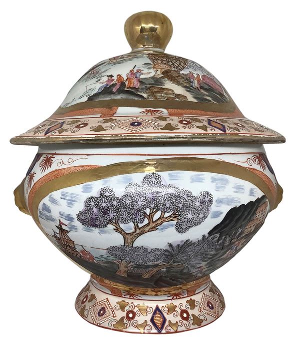 Small Chinese porcelain soup tureen