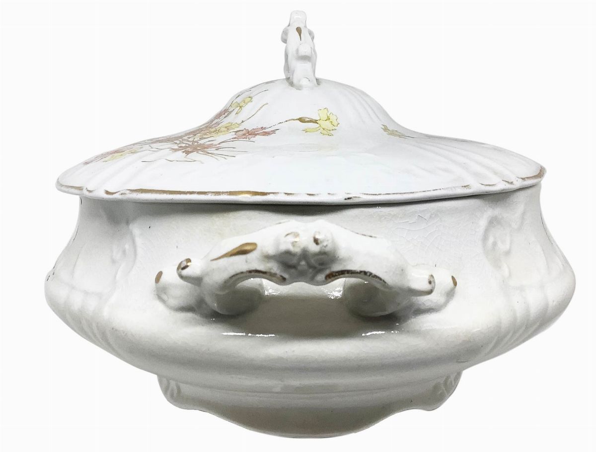 Zuppiera con fondo bianco e decorazione a ramage e fiori