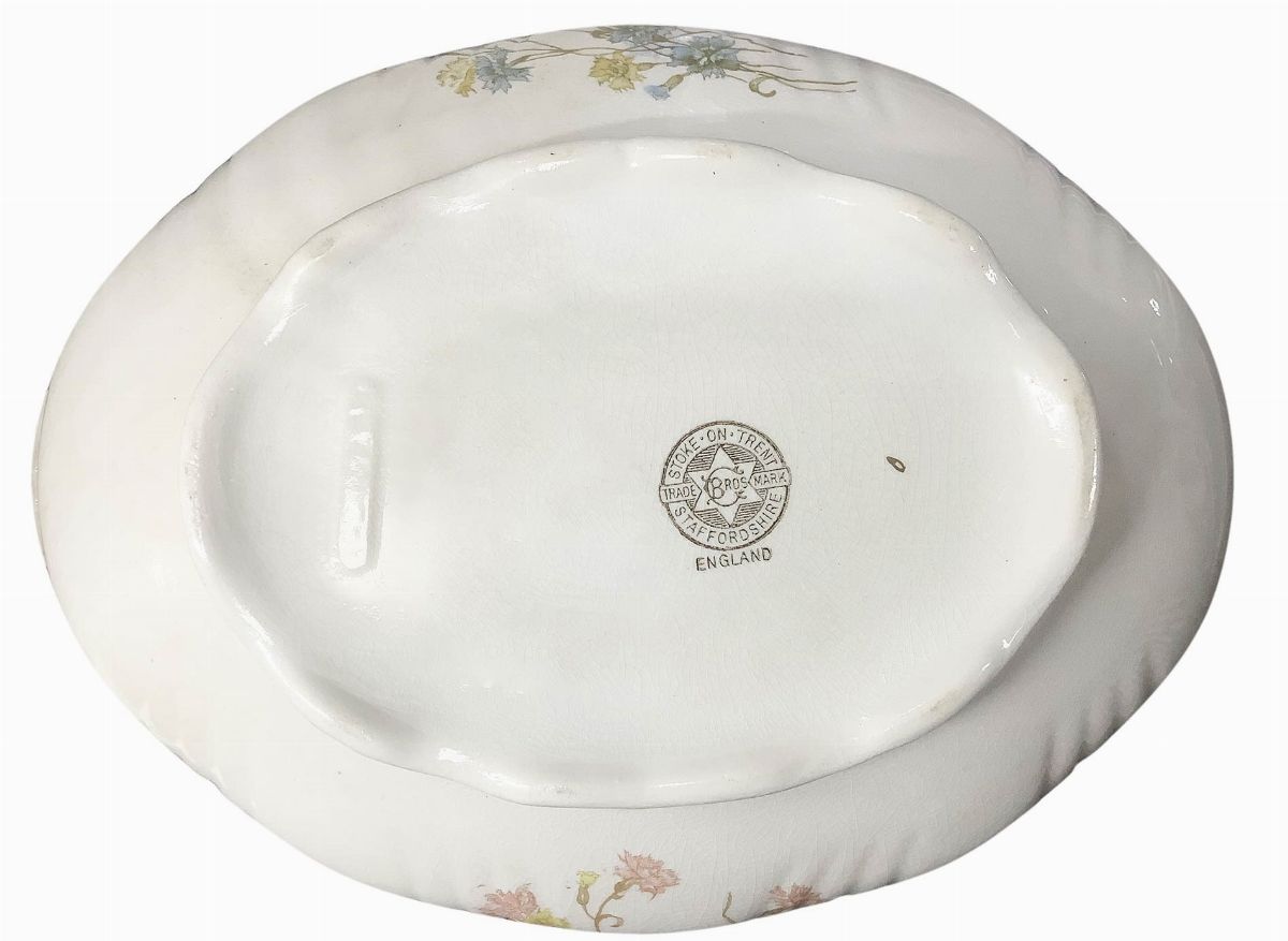 Zuppiera con fondo bianco e decorazione a ramage e fiori