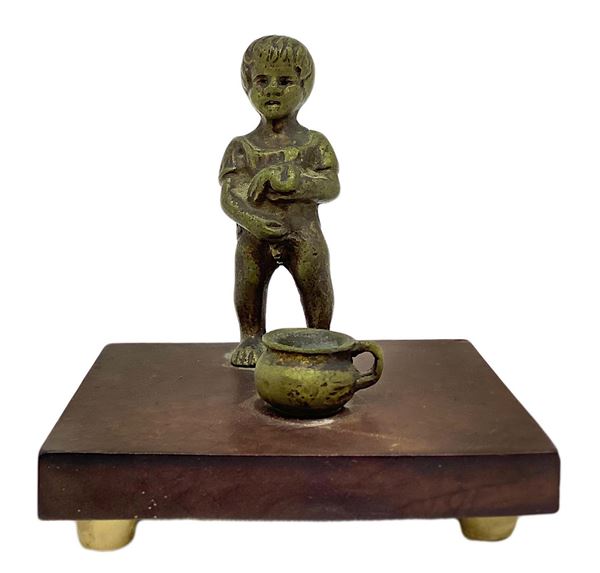 Piccolo bambino con vasetto