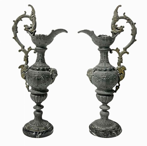 Coppia di anfore in bronzo con base in marmo