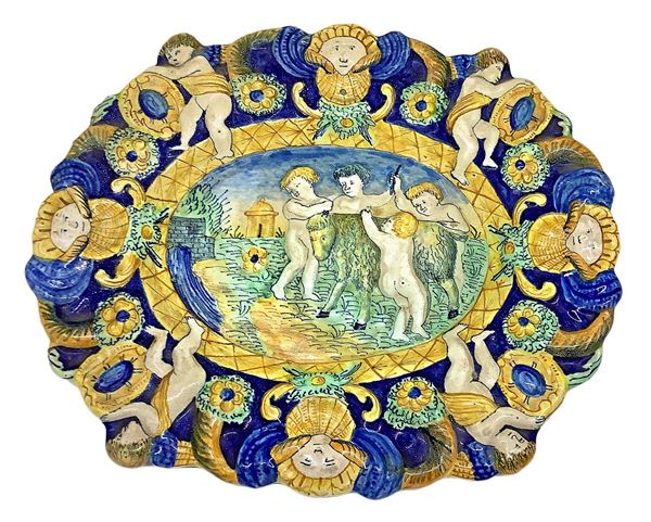 Piatto in maiolica con puttini