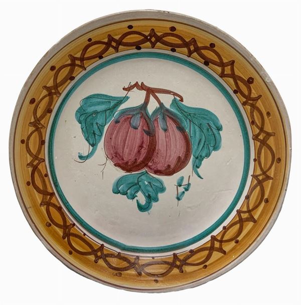 Piatto in maiolica dipinto a mano con decoro raffigurante melanzane