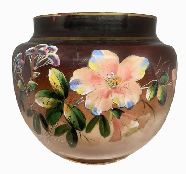 Vaso in porcellana con decori floreali su fondo marrone