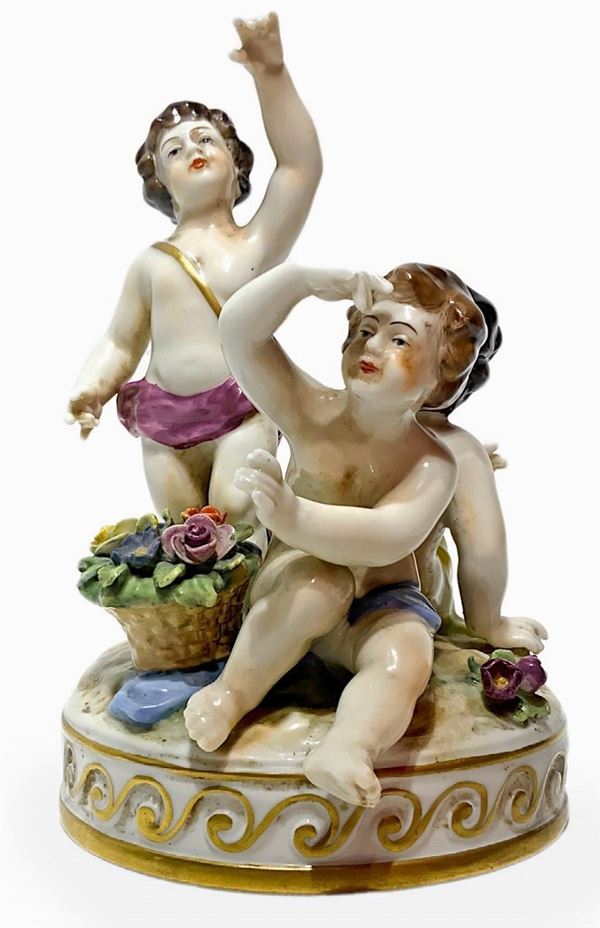 Capodimonte - Statuetta in porcellana raffigurante puttini