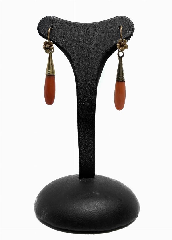 Gold earrings with small plasteret in coral