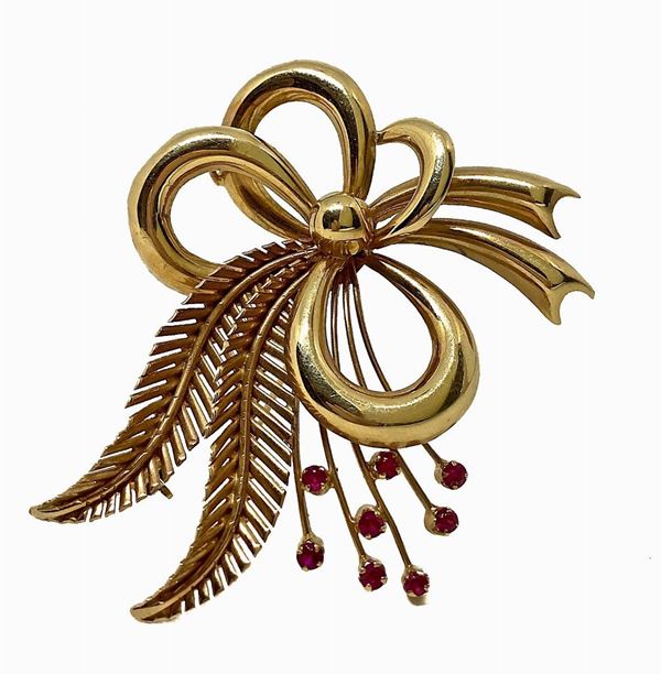 Brooch with garnet leaves and dots processing