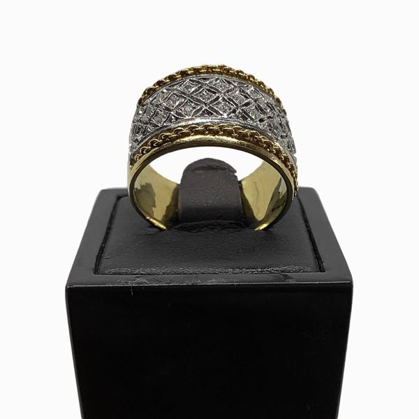 Gold band ring