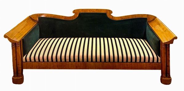 Divano Biedermeier, inizi XIX secolo in legno chiaro. Ricondizionato con tapezzaria in seta nella seduta e velluto di seta nella spalliera. Lunghezza cm 245 x 80. 