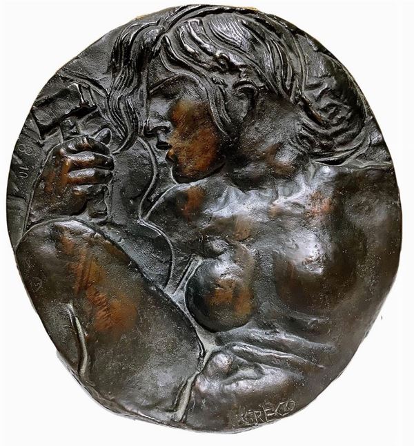 Emilio Greco (Catania,1913 – Roma,1995). Tondo in bronzo “ Nudo di donna”. Firmato. Diametro cm 28. Esemplare 8 su 10. Da ritenere opera unica.
"Il riconoscimento internazionale per l’artista si ebbe alla Biennale di Venezia del 1956 con il Gran Premio per la Scultura, i suoi disegni e le sue sculture rispecchiano un ideale di bellezza che attraverso forme tornite, allungate e ben fornite si riportano ad un manierismo arcaico della Scuola di Fontainebleau. Suo punto di riferimento può consider