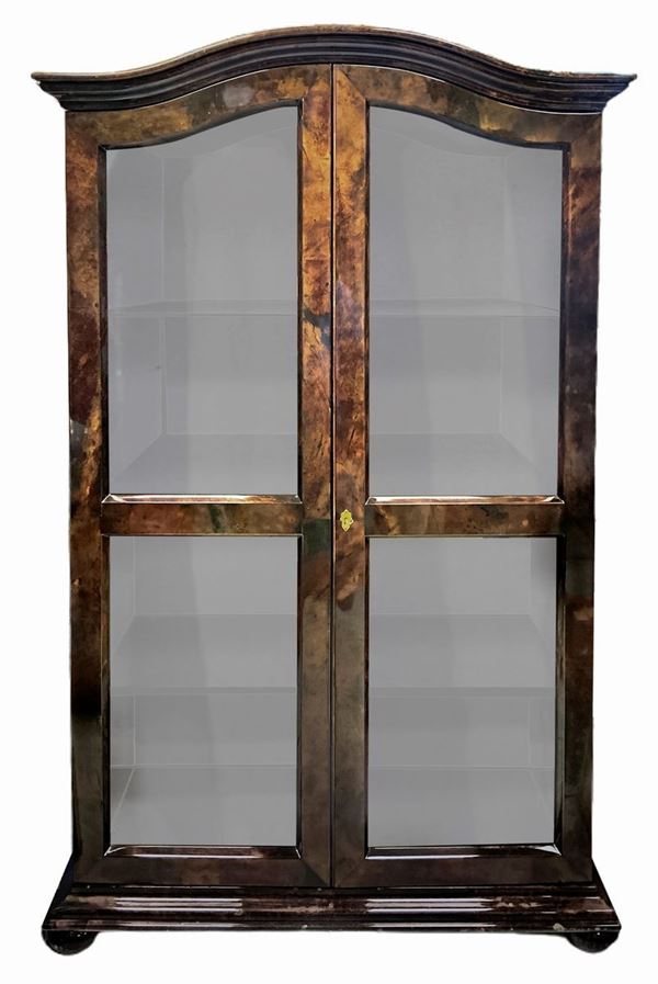 Prod.Aldo Tura, Showcase per day with coating wood structure in acrilicata parchment in shades of brown, lined with smoked mirror and smoked glass shelves. brass details. Signs of use and chipping on some shelves. H cm