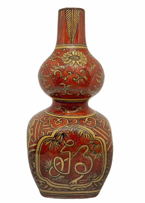 Vaso, nei colori del rosso e del giallo, Cina, Jia Jing, dinastia Ming. H cm 24