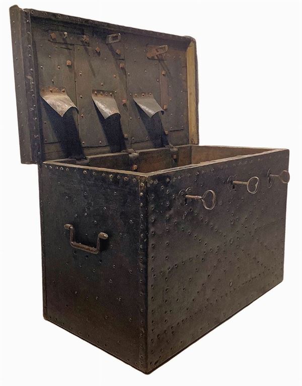 Forziere da viaggio a forma di cassa, bordo di legno rifoderato in ferro borchiato, XVII secolo. H cm 53. Cm 81x47.

