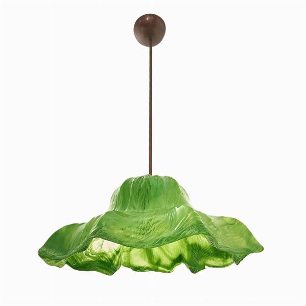 Prod. Venini, dis. Toni Zuccheri, mod Alga. Lampada a sospensione con struttura in vetro variegato nei colori del verde e contro diffusore di forma sferica in vetro lattimo. Anni ‘70. H cm 67 x 90 .