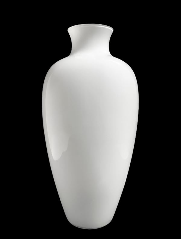 Venini, Vaso lattimo incamiciato bianco, anni &lsquo 90. H cm 65x37. 