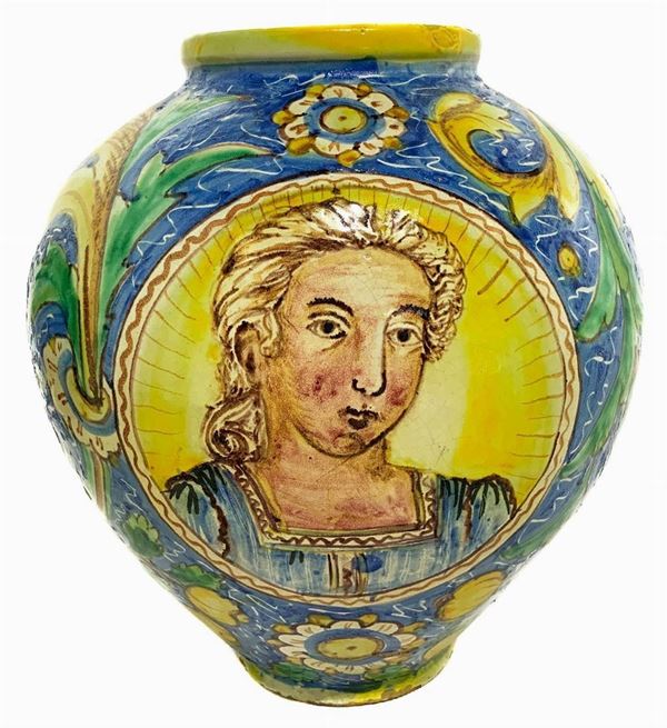 Gesualdo Di Bartolo -  Bombola in maiolica policroma di Caltagirone, con doppio medaglione centrale e decori floreali a larghe foglie nei toni del verde e del giallo con fondo blu.