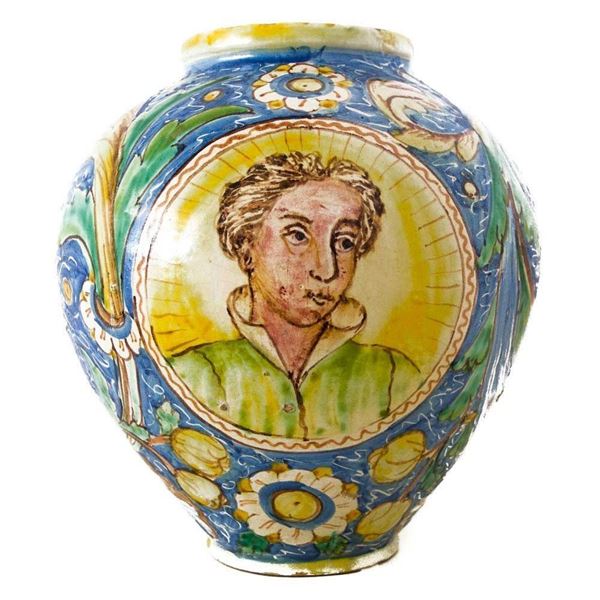 Gesualdo Di Bartolo - Bombola in maiolica policroma di Caltagirone, con doppio medaglione centrale e decori floreali a larghe foglie nei toni del verde e del giallo con fondo blu. 