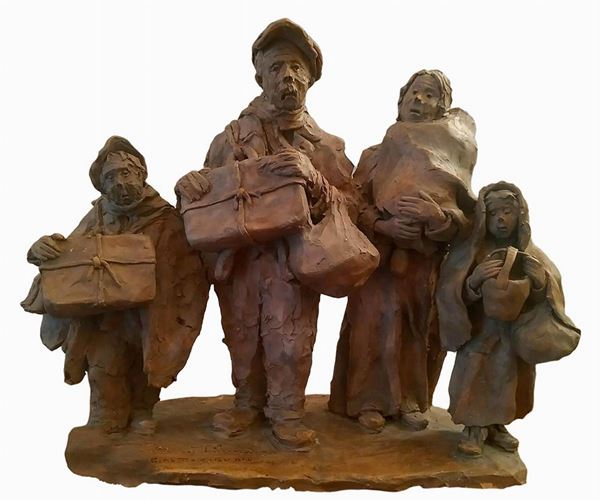Gaetano  Romano - Terracotta sculpture depicting a monochrome Lot of Sicilian immigrants Gaetano Romano, master figuraio (Caltagirone Caltagirone 1926-2015). H 28 cm, base 30x15. Signed on the base left and dated 1966 Caltagirone.