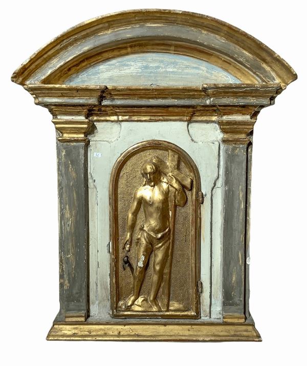 Aedicula in lacquered and gilded wood with arched pediment. Start eighteenth century. H 62 cm width 48 cm depth 32 cm