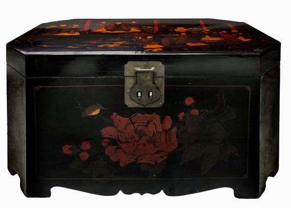 Ancient Chinese travel chest lacquer wooden hand-painted on the front with floral decorations on the top surface with Chinese characters. Side handles made of metal, internally coated with a vintage cards. H cm x 46 cm 85x52