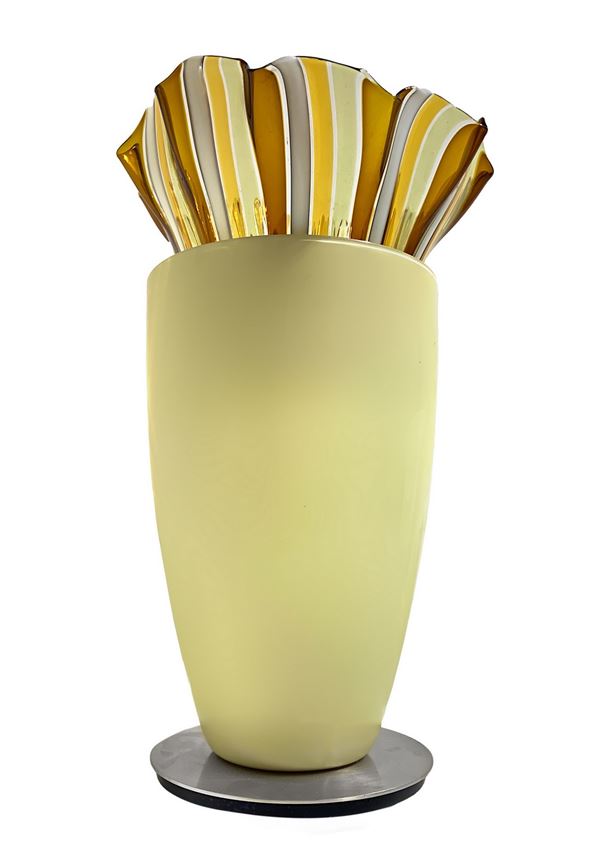 Venini, Lampada da tavolo modello Plisse in giallo paglierino con base in metallo satinato, diffusore in vetro incamiciato colore beige e contro ... 