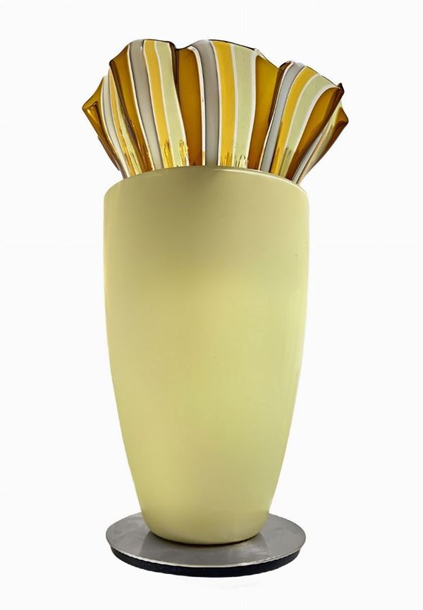 Venini - Venini, Lampada da tavolo modello Plisse in giallo paglierino con base in metallo satinato, diffusore in vetro incamiciato colore beige e contro ... 