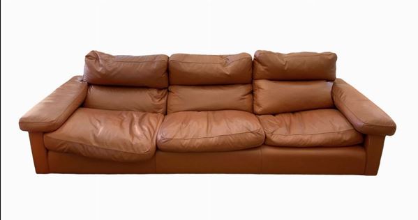 Poltrona Frau, divano tre posti, disegno  Tito Agnoli. Anni '90,Struttura in legno, rivestimento in pelle primo fiore color cognac. Marchio della ... 