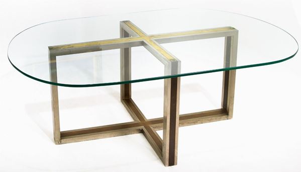 Tavolo in metallo cromato e ottone nello stile di Romeo Rega, piano in vetro. 
H cm 74 x 100 x 200