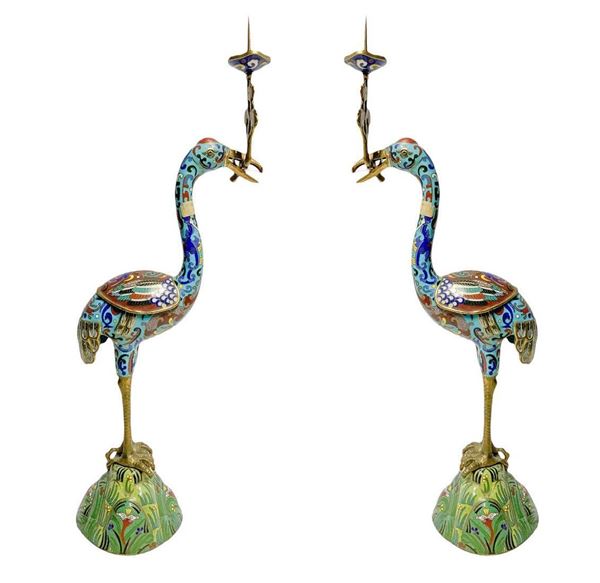 Coppia di candelabri a forma di aironi. con struttura in ottone con lavorazione policroma cloisonnÃ¨.
H cm 46