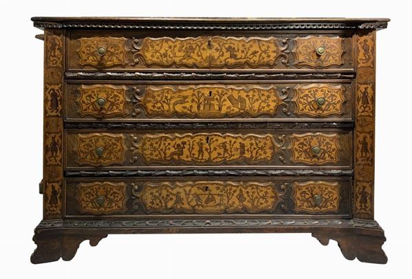 Important walnut dresser tooled on the front, decorated on the side with anthropomorphic and animal figures, the first half of the eighteenth century. Four drawers, bracket feet. H cm 106x150x60.